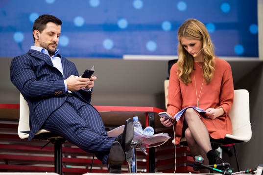 Ljubomir Vranjes och Karin Frick sitter i Kanal 5 studio