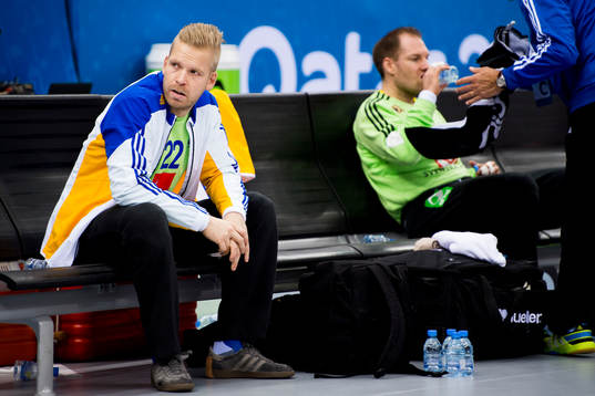 Sveriges målvakt Johan Sjöstrand som är magsjuk sitter