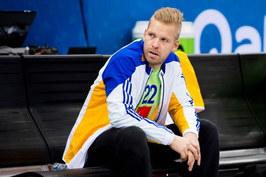 Sveriges målvakt Johan Sjöstrand som är magsjuk sitter