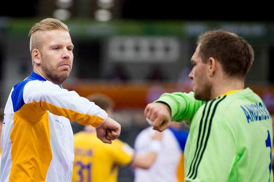 Sveriges målvakter Johan Sjöstrand och Mattias Andersson