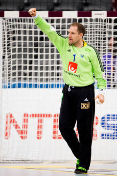 Sveriges målvakt Mattias Andersson jublar