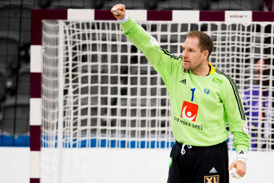 Sveriges målvakt Mattias Andersson jublar
