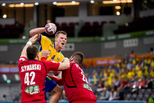 Sveriges Markus Olsson i kamp mot Tjeckiens försvar