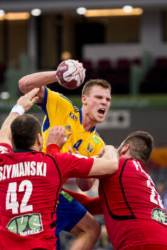 Sveriges Markus Olsson i kamp mot Tjeckiens försvar