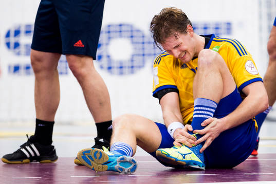 Sveriges Jesper Nielsen skadar sig