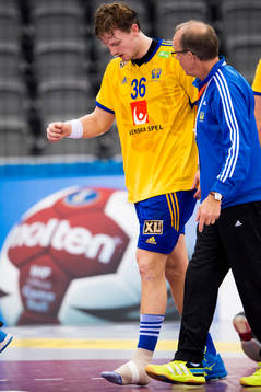 Sveriges Jesper Nielsen skadar sig och leds av planen med