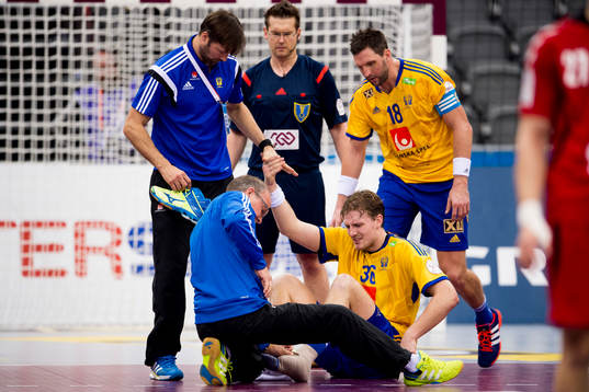 Sveriges Jesper Nielsen skadar sig