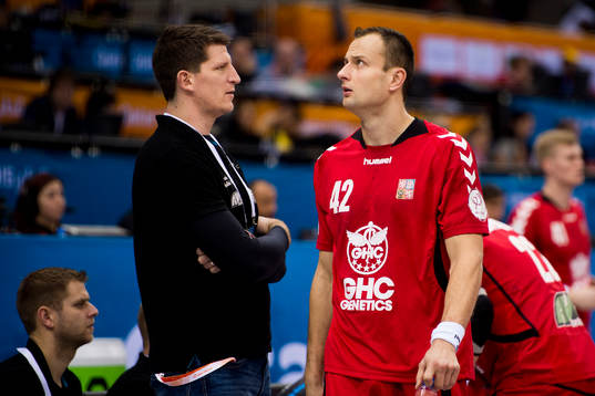 Tjeckiens Jakub Szymanski lämnar planen och passerar