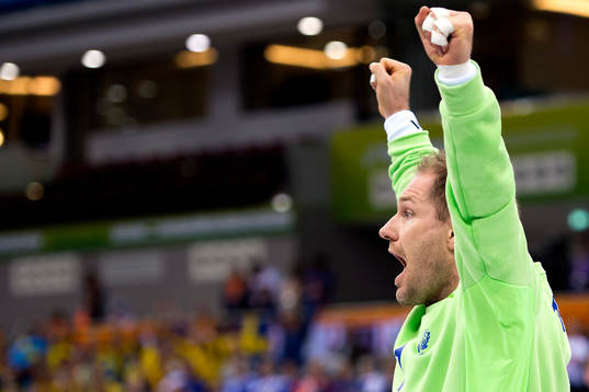 Sveriges målvakt Mattias Andersson jublar