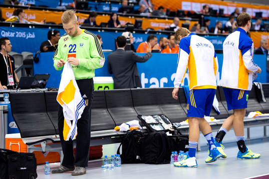 Sveriges Magnus Persson står ensam vid bänken
