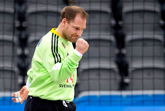 Sveriges målvakt Mattias Andersson jublar