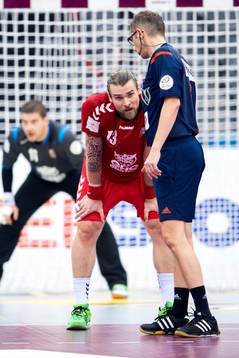 En domare pratar med Tjeckiens Pavel Horak