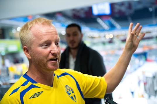 Roger Eriksson, svensk supporter, blir intervjuad innan