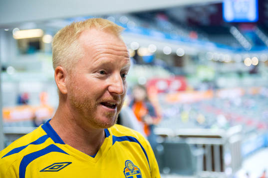 Roger Eriksson, svensk supporter, blir intervjuad innan