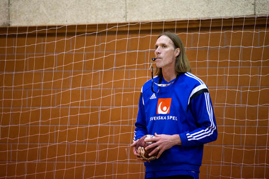 Sveriges förbundskapten Staffan Olsson med en visselpipa i