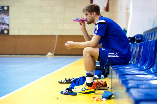 Sveriges Viktor Östlund sitter och dricker