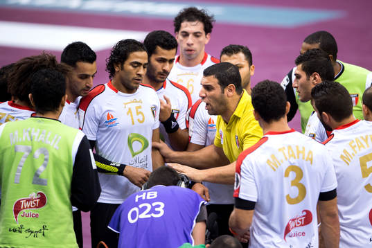 Egyptens förbundskapten Marwan Ragab pratar med spelarna i