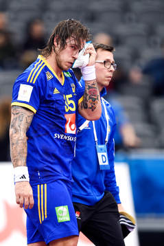 Sveriges Andreas Nilsson fick en armbåge i ansikte och