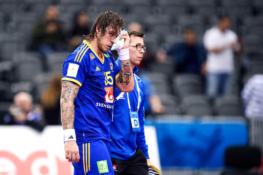 Sveriges Andreas Nilsson fick en armbåge i ansikte och