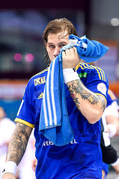 Sveriges Andreas Nilsson fick en smäll i ansiktet och