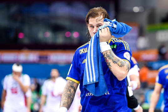Sveriges Andreas Nilsson fick en smäll i ansiktet och