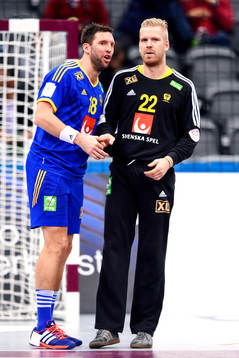 Sveriges Tobias Karlsson och målvakt Johan Sjöstrand
