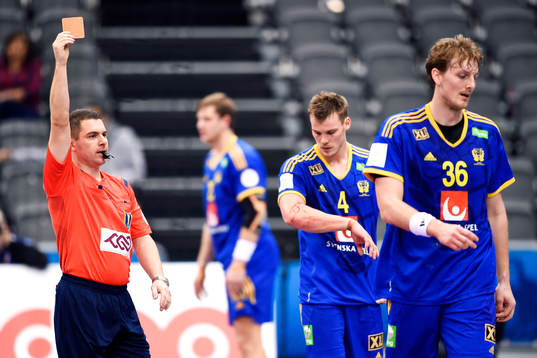 Sveriges Jesper Nielsen får rött kort