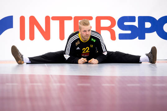 Sveriges målvakt Johan Sjöstrand stretchar