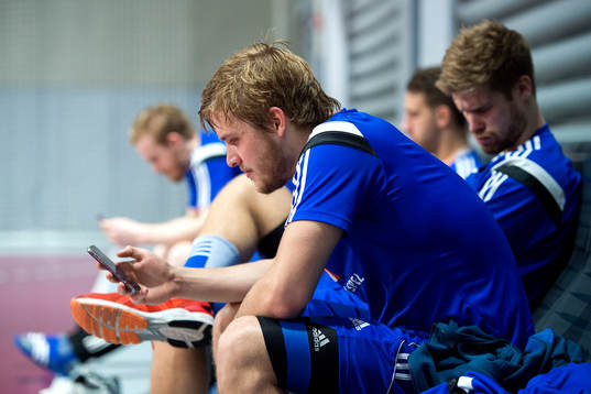 Sveriges Anton Halén sitter med sin telefon
