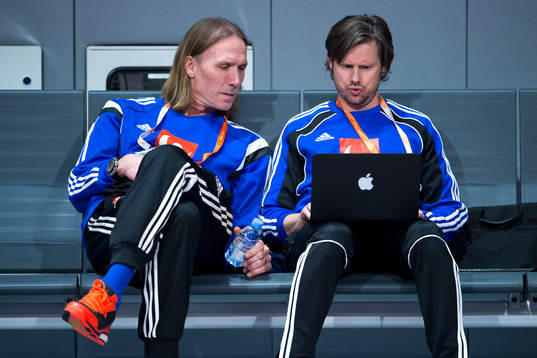 Sveriges förbundskapten Staffan Olsson och videoanalytiker