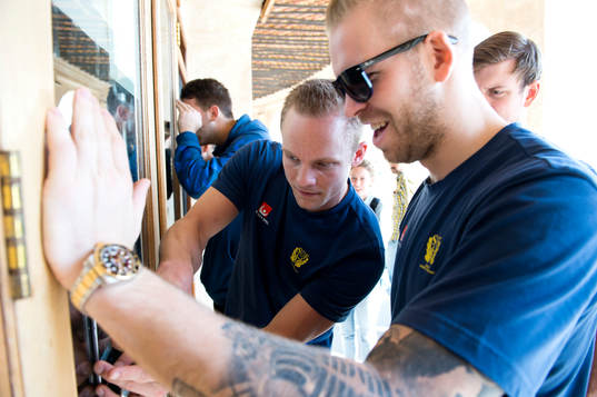 Sveriges Lukas Karlsson, målvakt Johan Sjöstrand, Patrik