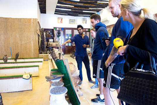 Ett butiksbiträde pratar om falkarna