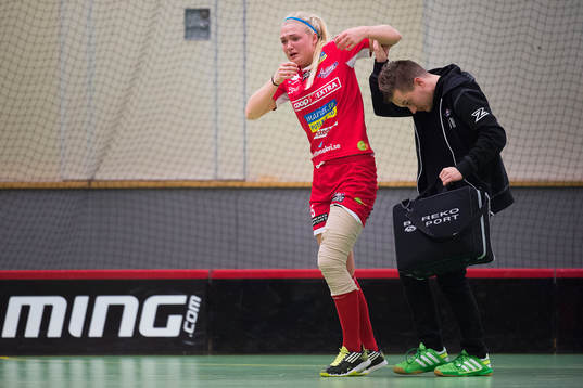 Huddinges Carolina Kråik skadar sig och får hjälp upp
