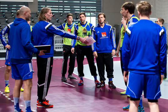 Sveriges förbundskapten Staffan Olsson ger instruktioner