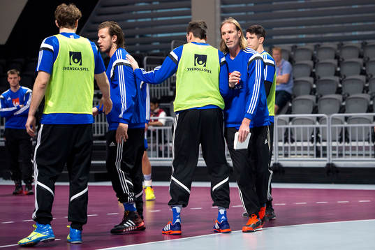 Sveriges förbundskapten Staffan Olsson ger instruktioner