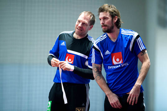 Sveriges målvakt Mattias Andersson och Fredrik Petersen