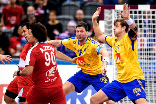 Sveriges Tobias Karlsson och Niclas Barud försvarar