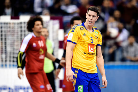 Sveriges Kim Andersson depparunder en handbollsmatch i VM