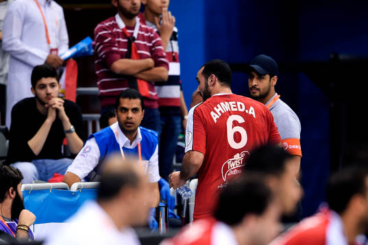 Egyptens Ahmed Abdelrahman får rött kort
