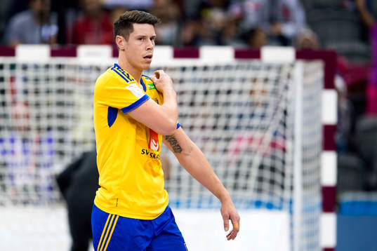 Sveriges Kim Andersson tar sig för axeln