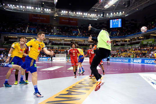 Sveriges Niclas Ekberg gör mål på Egyptens målvakt