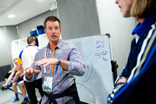 Henrik Stenson hälsar på de svenska spelarna i