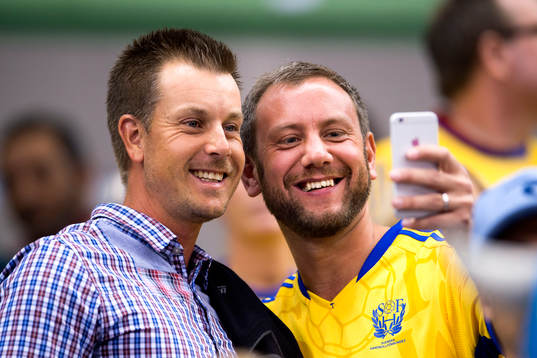 Henrik Stenson fotograferas med en supporter innan en