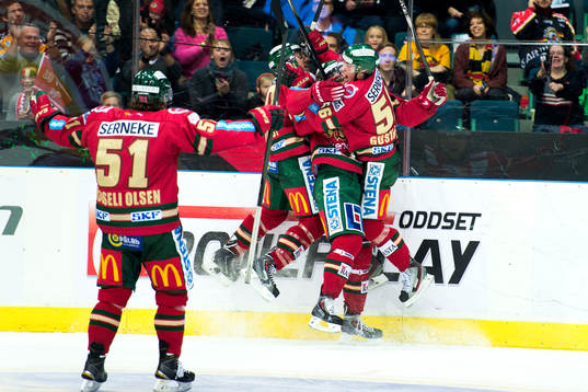 Frölundas Joel Lundqvist och Erik Gustafsson kramar om