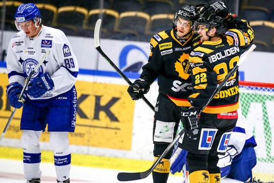 Skellefteås Kirill Kabanov och Janne Pesonen jublar