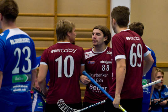 Rökes Kristoffeer Carlsson gratuleras till mål av Daniel
