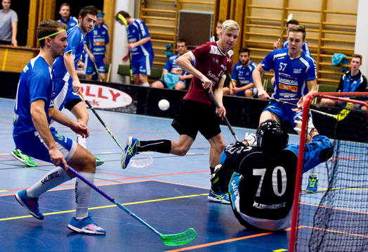Rökes Victor Ohlsson, skott mot mål i matchen mot