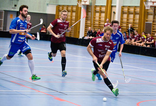 Rökes Alexander Ehnberg attackerar i matchen mot Slätafly