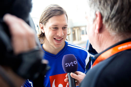 Sveriges Mattias Zachrisson blir intervjuad av SVT innan en