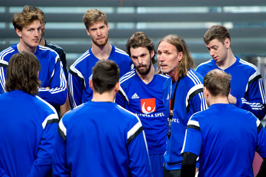 Sveriges förbundskapten Staffan Olsson har genomgång med